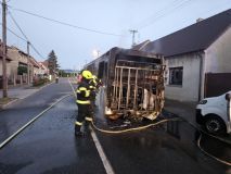 V obci Malé Přítočno vzplál autobus. Požár uzavřel ulici