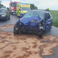 U Kamenných Žehrovic nabouralo auto do stromu
