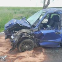 U Kamenných Žehrovic nabouralo auto do stromu