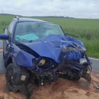 U Kamenných Žehrovic nabouralo auto do stromu