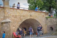 V Sazené se snaží festivalem nahradit chybějící sochy na mostě