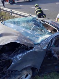 Auto letělo na D6 přes střechu. Na dálnici zasahoval vrtulník