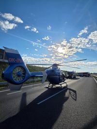 Auto letělo na D6 přes střechu. Na dálnici zasahoval vrtulník