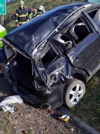 Auto letělo na D6 přes střechu. Na dálnici zasahoval vrtulník