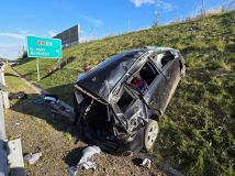 Auto letělo na D6 přes střechu. Na dálnici zasahoval vrtulník