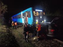Srážka vlaku s osobním autem u Neratovic zastavila provoz na železnici
