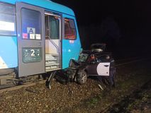 Srážka vlaku s osobním autem u Neratovic zastavila provoz na železnici