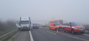 Mlha úřaduje také na dálnici D6. 11 aut v sobě