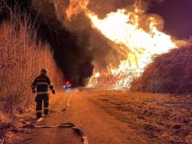 OBRAZEM: Mohutný požár v lese na Kladensku, k zásahu přijelo 12 jednotek hasičů