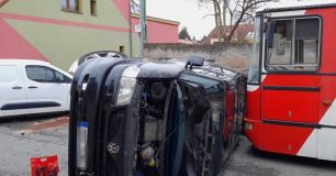 Tři vozidla v sobě v Hostouni