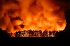 Peklo v Rynholci. Fotografie požáru se dostala do finále fotosoutěže Evropské agentury pro životní prostředí