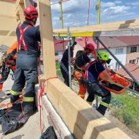 Zraněného muže na rozestavěné střeše domu zachraňovali hasiči lezci
