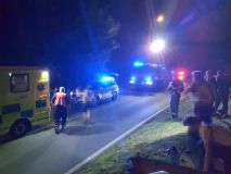 Čtveřice mladých lidí skončila s vozem na střeše v příkopu ve Vrapicích, strážníci jim poskytovali první pomoc