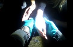 Čtveřice mladých lidí skončila s vozem na střeše v příkopu ve Vrapicích, strážníci jim poskytovali první pomoc