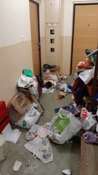 Teror v Kročehlavech, byt plný odpadků. Nezodpovědná dcera majitelů bytu šikanuje ostatní