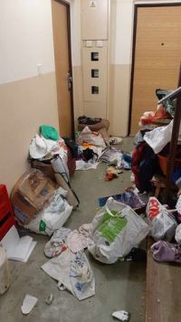 Teror v Kročehlavech, byt plný odpadků. Nezodpovědná dcera majitelů bytu šikanuje ostatní