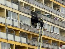 Zachránil si život skokem z okna. U požáru v Italské zasahovali také strážníci