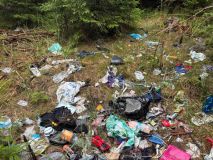 Klienti Kladenského červeného kříže vyčistili les. Sebrali 1,6 tuny odpadů!
