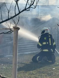 V Novém Strašecí hořelo uskladněné dřevo