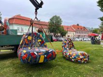 Na náměstí ve Slaném jsou instalované nové sochy