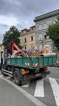 Na náměstí ve Slaném jsou instalované nové sochy