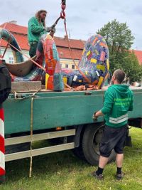 Na náměstí ve Slaném jsou instalované nové sochy