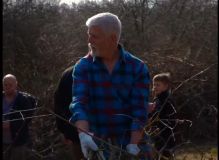 Prezident Petr Pavel se práce nebál, pomohl dětem s ochranou Netovické stráně