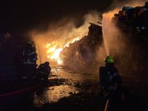 Obrazem: Obrovský požár zachvátil velkou hromadu kulatiny v Kladně v Dubí. Hasiči vyhlásili 3. poplachový stupeň