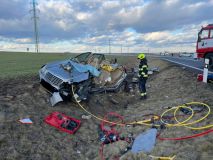 Vážná nehoda nadlouho uzavřela provoz. Mercedes přišel o střechu, kamion o kabinu. Oba řidiči byli transportováni do nemocnice