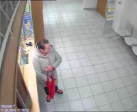 Ukradla peněženku na poště v Petrohradské. Nepoznáváte ji?