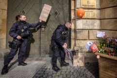 Na dvě stovky demonstrantů přijelo pět policejních aut. U brány radnice chtěli nechat lampiony