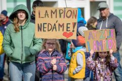 Na dvě stovky demonstrantů přijelo pět policejních aut. U brány radnice chtěli nechat lampiony
