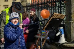 Na dvě stovky demonstrantů přijelo pět policejních aut. U brány radnice chtěli nechat lampiony