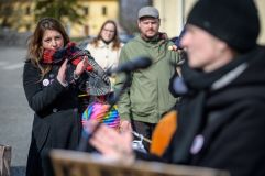 Na dvě stovky demonstrantů přijelo pět policejních aut. U brány radnice chtěli nechat lampiony