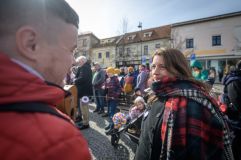 Na dvě stovky demonstrantů přijelo pět policejních aut. U brány radnice chtěli nechat lampiony