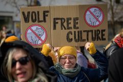 Na dvě stovky demonstrantů přijelo pět policejních aut. U brány radnice chtěli nechat lampiony