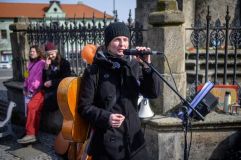 Na dvě stovky demonstrantů přijelo pět policejních aut. U brány radnice chtěli nechat lampiony