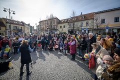 Na dvě stovky demonstrantů přijelo pět policejních aut. U brány radnice chtěli nechat lampiony