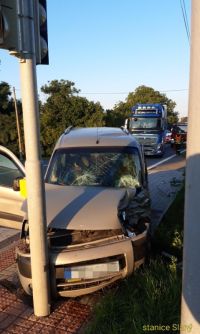 Osobní auto v Luníkově se po střetu s kamionem zastavilo až na chodníku