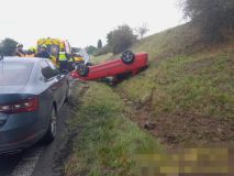 Auto skončilo u Buštěhradu na střeše