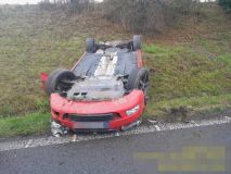 Auto skončilo u Buštěhradu na střeše