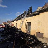 Neštěstí ve Smečně. Vyhořel obchůdek a a dům, majitelům chtějí místní pomoci