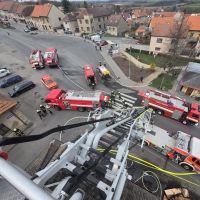 Neštěstí ve Smečně. Vyhořel obchůdek a a dům, majitelům chtějí místní pomoci