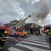 Neštěstí ve Smečně. Vyhořel obchůdek a a dům, majitelům chtějí místní pomoci