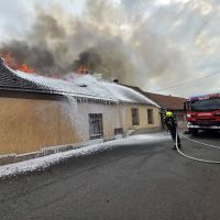 Neštěstí ve Smečně. Vyhořel obchůdek a a dům, majitelům chtějí místní pomoci