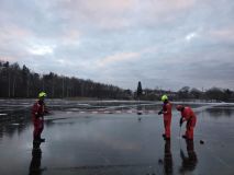 Do Turyňského rybníka se propadli lidé. Nebruslete zde