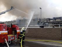 Obrazem: Výrobnu potravin v Kostelci nad Labem sevřel oheň