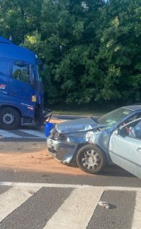 V pondělí odpoledne havarovalo osobní a nákladní auto na výjezdu z Kladna