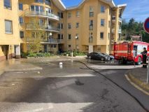 Kýbl plný exkrementů likvidovali hasiči v Kralupech