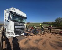 Stejné obrázky jako den před tím, úterní nehoda kamionu a dodávky si vyžádala život